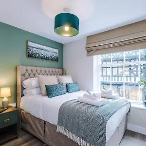 https://new-4-x-stunning-city-centre-apartments-in-by-53.hotelsin-chester.com
