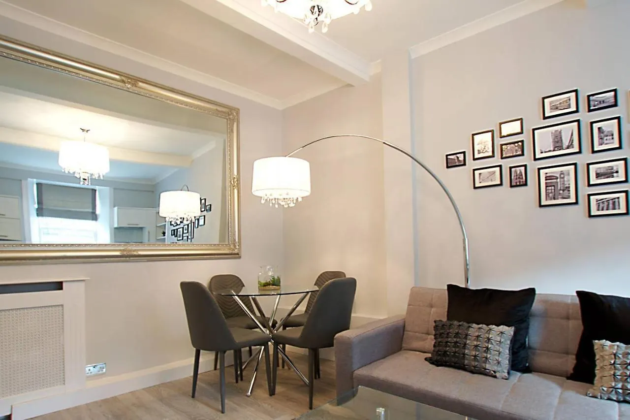 Joivy Unique Old Town Stay Under Edinburgh Castle location